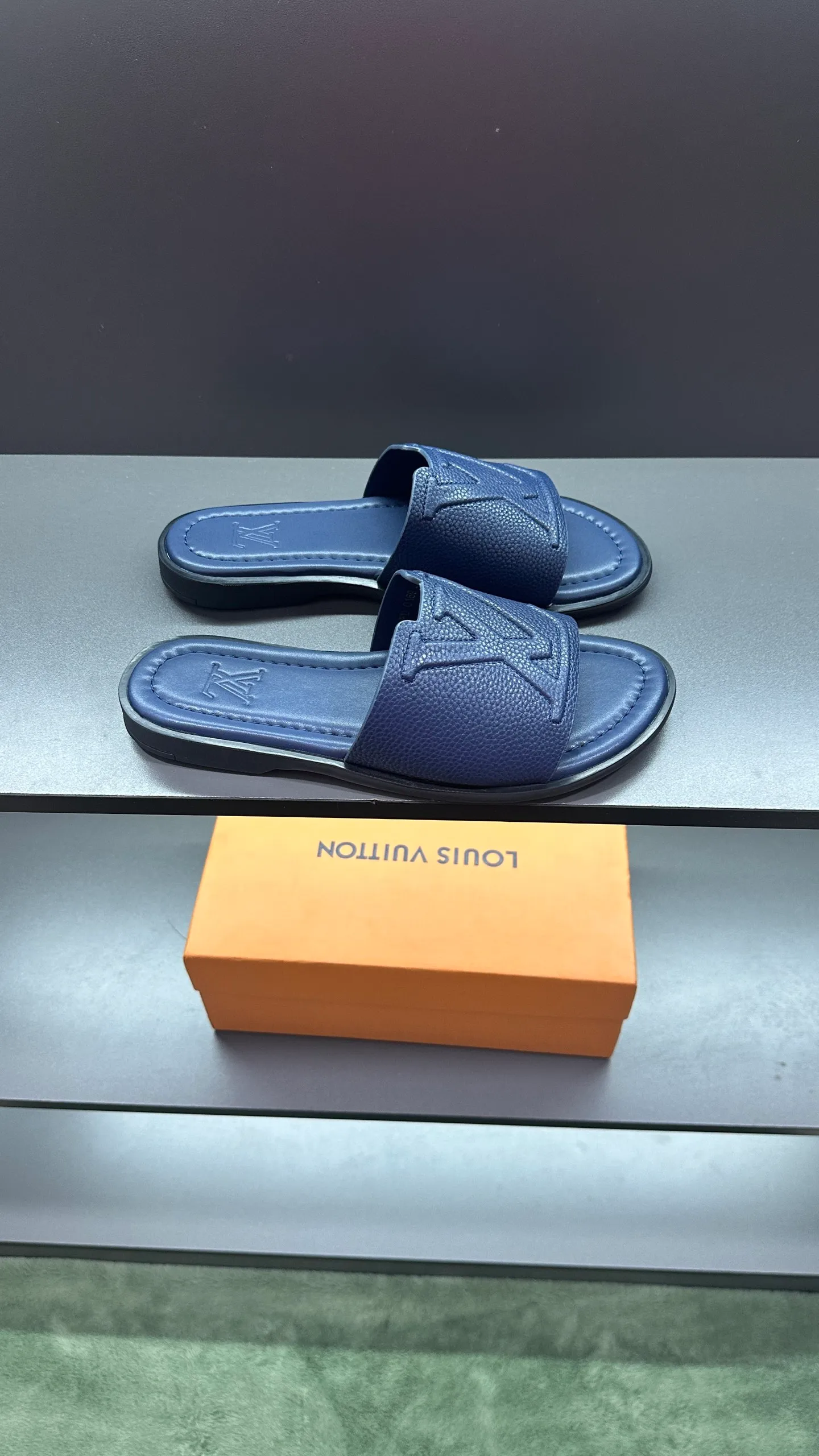 P300 🔍LV Men's Spring and Summer Slippers Counter Synchronization. The uppers are imported cowhide fabrics from Italy, with logo graphics and high-quality craftsmanship. Soles: original soles specially provided by the original factory. Exclusive movable molded soles are super comfortable. Original factory follow-up orders. 🔍🔍High quality. You can enter and leave the counter at will. Welcome to compare. Code number 38-45 No. 058